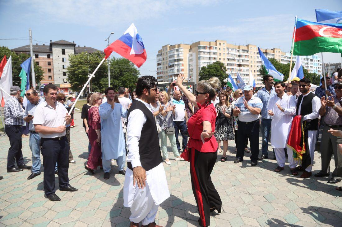 From the Parade of Friendship of Peoples, the celebration of the Day of Russia began in Nalchik. Management representatives, teaching staff and students of the Kabardino-Balkarian State University. H.M. Berbekov took part in all the events of the official holiday program, personifying the multinational friendship and unity, anxiously preserved in our republic. Thousands of parade participants, among whom were representatives of state authorities, public organizations, national cultural centers, educational institutions, citizens and delegations of regions of the republic marched from the area of ​​the 400th anniversary of Kabarda’s voluntary accession to Russia to the State Concert Hall. Together with the flags of Russia, Kabardino-Balkaria and the State University, students of KBSU raised flags of another 40 countries - citizens of foreign countries studying at the university, vividly emphasized the international status of the holiday, which personifies love for Russia and the desire for peace and well-being for all citizens of the state. “I have been in Russia for 4 years now, I study at the KBSU at the medical faculty. During this time, I loved this land, but more than the people I love, the traditions and spirituality of which are very close to me. Happy Russia! Let Russia flourish, ”Ahmad Elias Elham (Afghanistan) told reporters. “Happy Holidays, Russians! I wish you all happiness and prosperity! For me, everything here is unusual for now, but there are many kind and helpful people who help me to get used to it, so I feel comfortable, and I want for this country to be just as good and even better!” - Said Mukabaranga Antoinette (Rwanda). “My homeland is far away from here, but I feel at home here. Thank you Russia. Congratulations on the holiday!” - Said Sarem Al Shahizi (Yemen). “I am happy, many smiles and a lot of sun. This holiday. And I wish that the people of this country always have a lot of smiles and a lot of sun! ”- Ali Afshan (India). In anticipation of the festive concert program on the square in front of the State Concert Hall, Chairman of the Public Chamber of the KBR Hazratali Berdov voiced congratulations on the Day of Russia to Acting Head of the Kabardino-Balkarian Republic K.V. Kokov and a congratulatory address on behalf of the Public Chamber of the Kabardino-Balkarian Republic. Vivid emotions of the holiday were presented by popular pop artists and the best youth and children's art groups of the republic, including the student choir of the university and the Amix, Theater of Song and Dance.